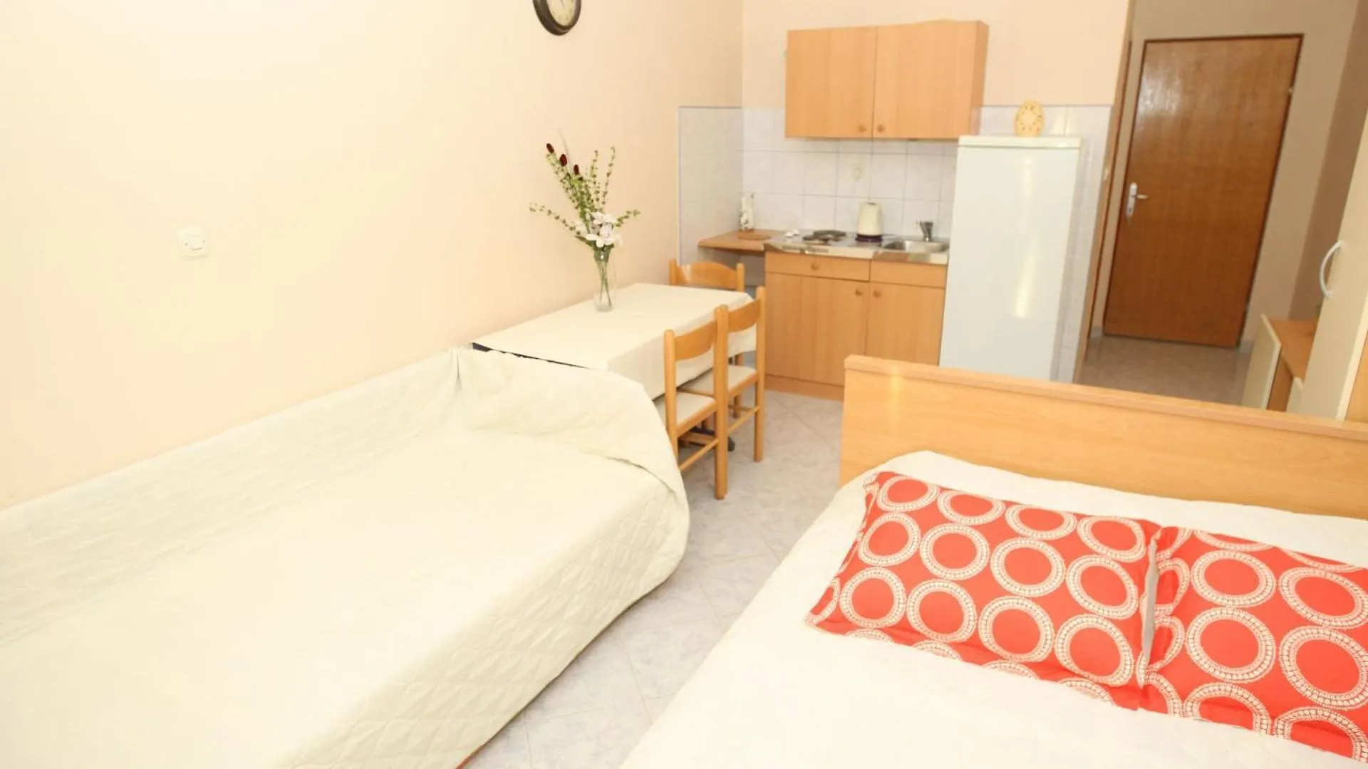 Apartments Mladen Vrsi