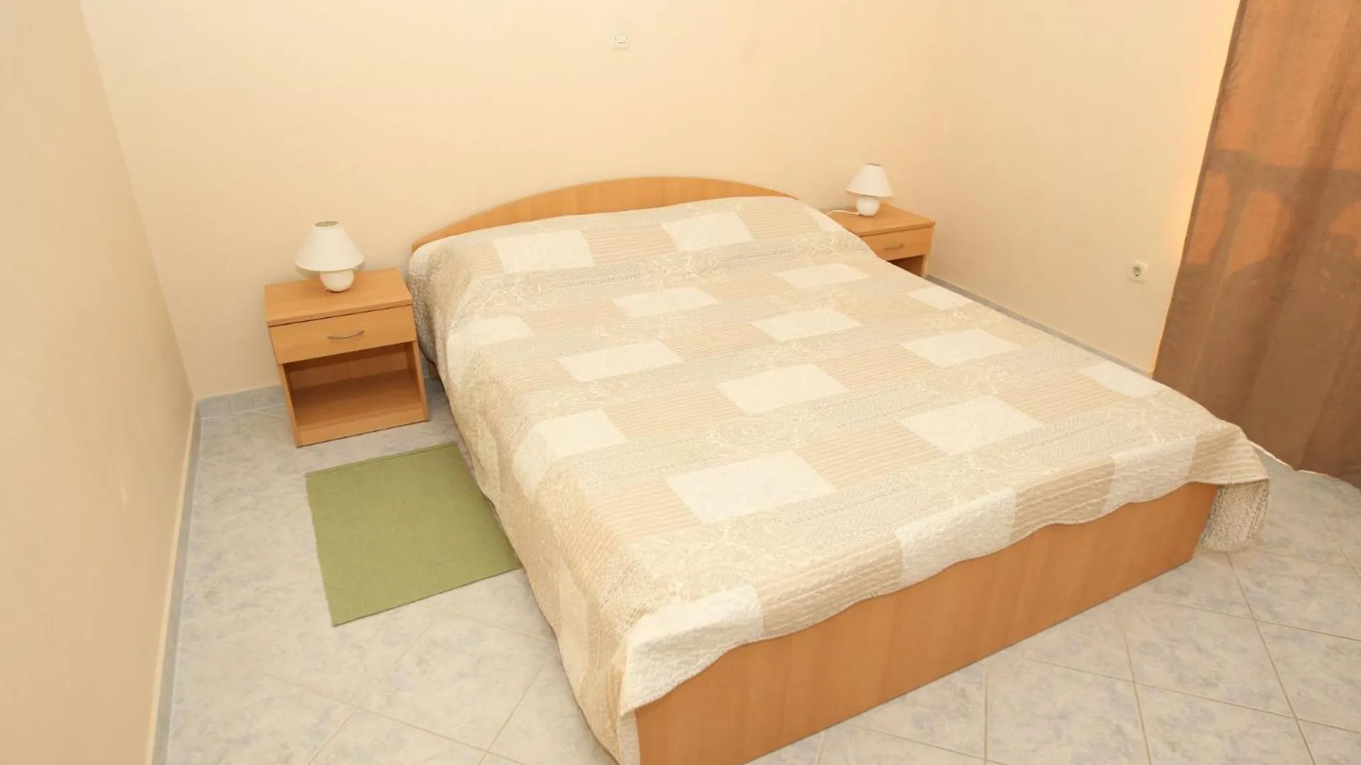 Apartments Mladen Vrsi 0*,  Croatia