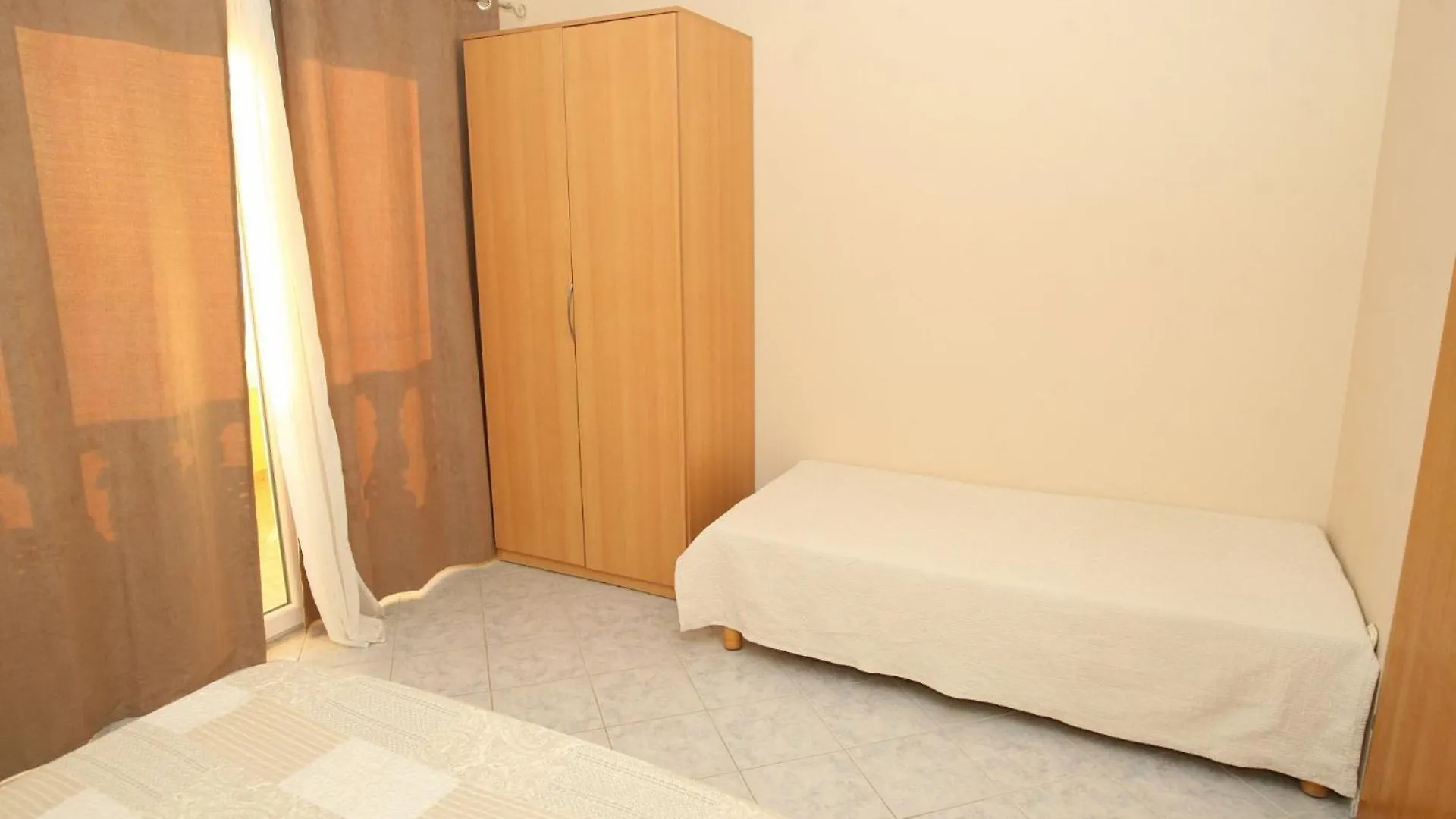 Apartments Mladen Vrsi