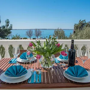 Apartament Fila, Vrsi